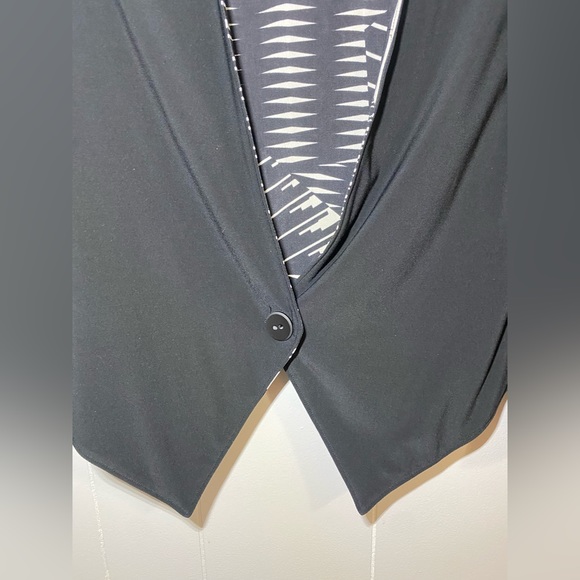 Women’s SM Nikki by Nikki Poulos top w/ button - Picture 3 of 7